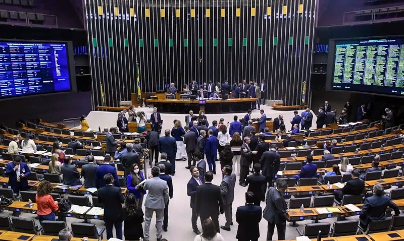 Com mais controle da pauta, presidência da Câmara tem definido ritmo e formato das votações, reduzindo espaço para discussão em Plenário.