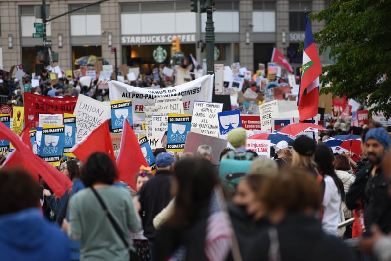 Protesto contra medidas econômicas e sociais do governo Donald Trump no Dia dos Trabalhadores em Nova York.