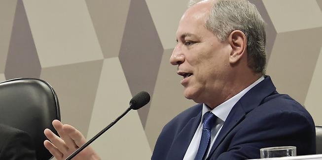 Após criticar saída, Ciro acusa Lula de 