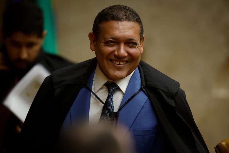 Voto de Nunes Marques reforça o entendimento de que a licença parental é um direito da criança e deve ser oferecida de forma igualitária e sem discriminação.