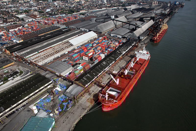 Vista aérea do Porto de Santos, no estado de São Paulo.