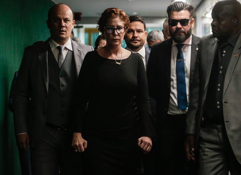Carla Zambelli alega inocência; deputada ainda é julgada em outro processo no Supremo por perseguir com arma em punho homem na véspera da eleição.