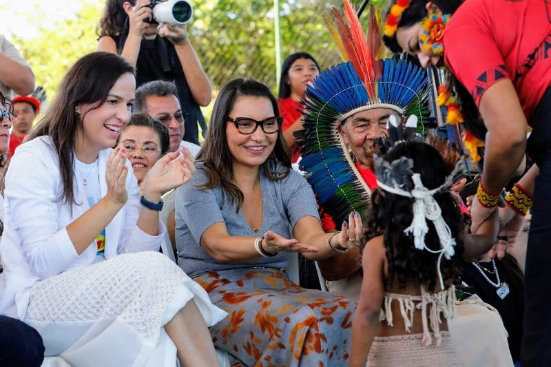 Janja visitou escola indígena ao lado da primeira-dama do Estado, Lia Freitas