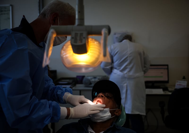 Dentistas e médicos têm o mesmo piso salarial e reclamam de defasagem da lei que trata do assunto.