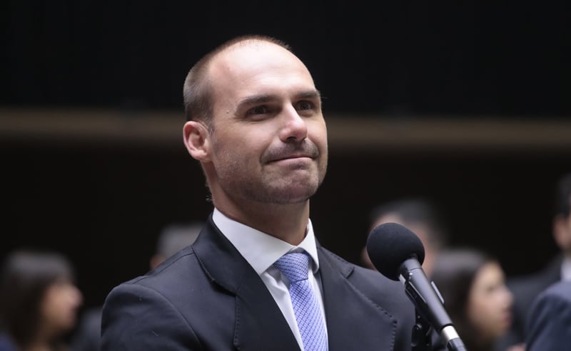 Representação foi formalizada após abertura de inquérito contra Eduardo Bolsonaro no STF. 