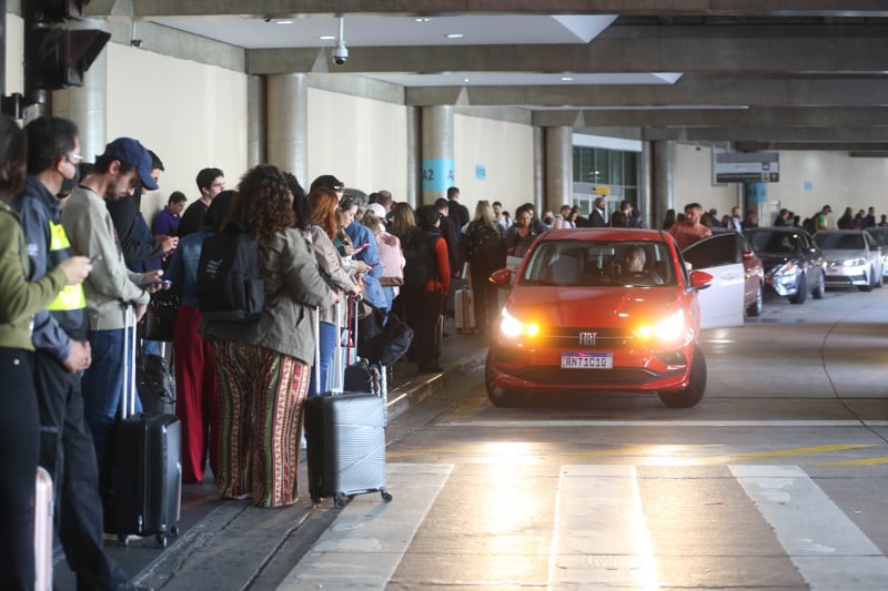 Ponto de embarque para transporte por aplicativo no Aeroporto de Guarulhos, em São Paulo.