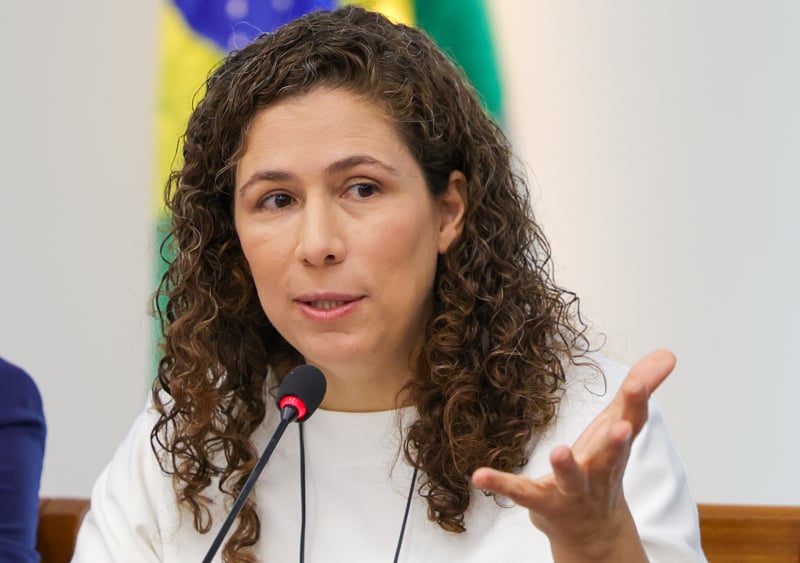 Esther Dweck rechaça desvinculação de benefícios e nega fim da estabilidade no serviço público.