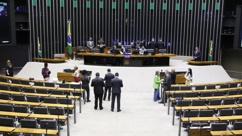 Para garantir representatividade, o Brasil deveria ter mais de 580 deputados.