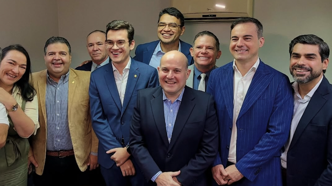 Lideranças de oposição prestigiaram o anúncio da filiação do ex-prefeito na Assembleia Legislativa.