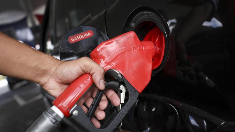 Os postos no DF ignoram redução da Petrobras, retêm lucros indevidos e desafiam a autoridade pública.