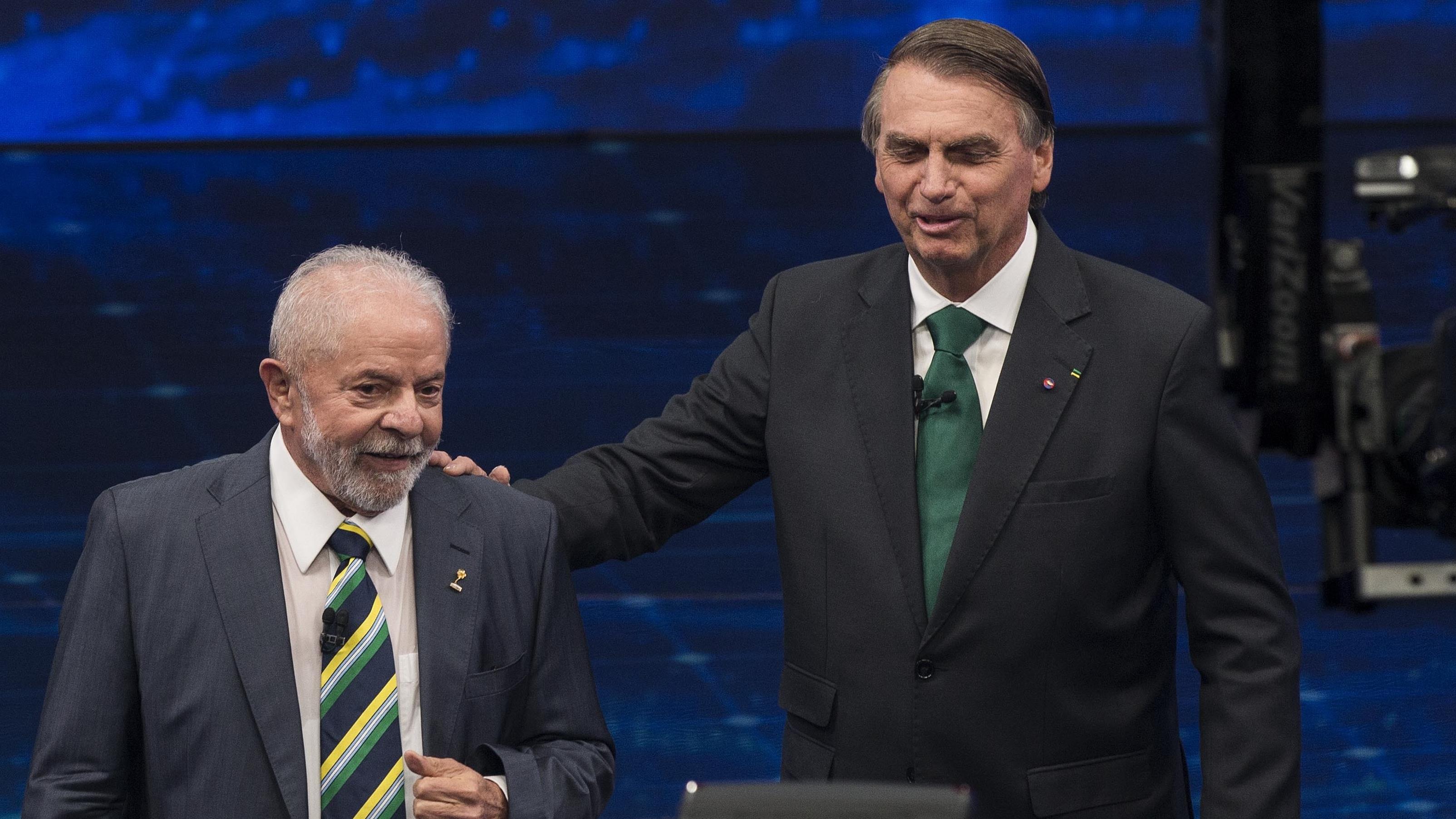Lula e Bolsonaro durante debate na disputa presidencial de 2022.