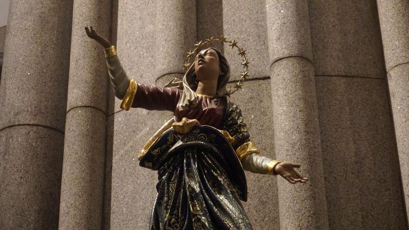 Estátua na Catedral da Sé, em São Paulo: católicos perdem espaço dentre a população, mas ainda são maioria.