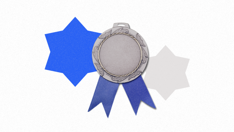 Cada grupo de avaliadores escolhe seus próprios premiados, todos com troféus e certificados.