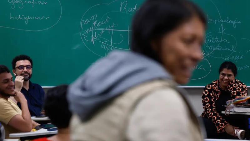 Participantes destacam a importância de garantir acesso à educação básica a todas as faixas etárias, com foco na alfabetização de adultos.