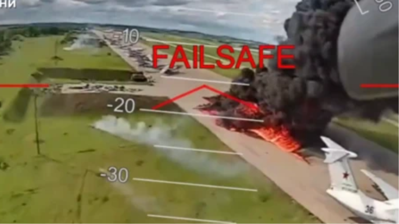 Captura de tela do vídeo que mostra trajeto de drone da Ucrânia em ataque a superaviões russos.