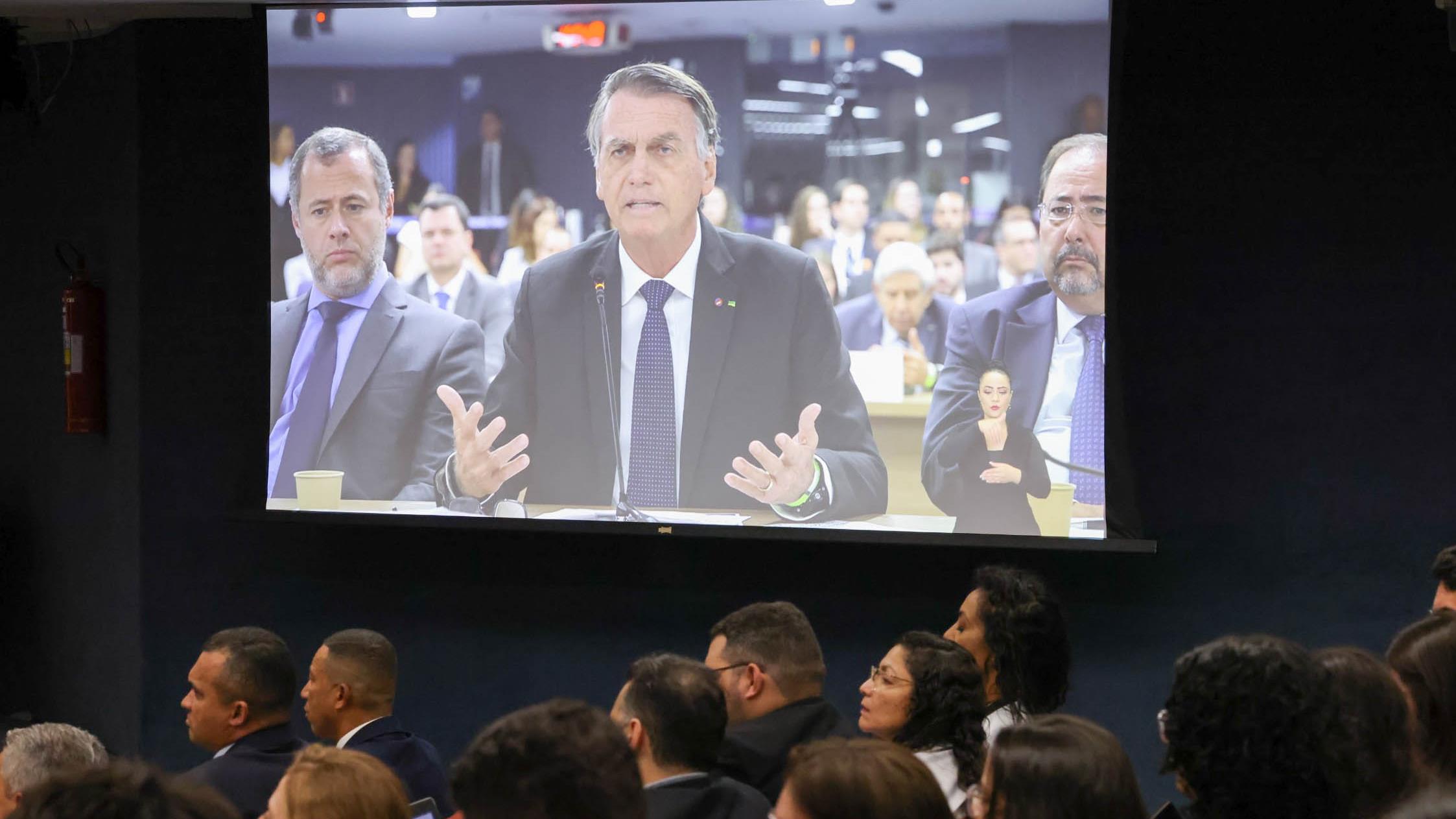 Julgamentos públicos devem garantir transparência, mas transmissão ao vivo pode abrir espaço para encenações eleitorais.