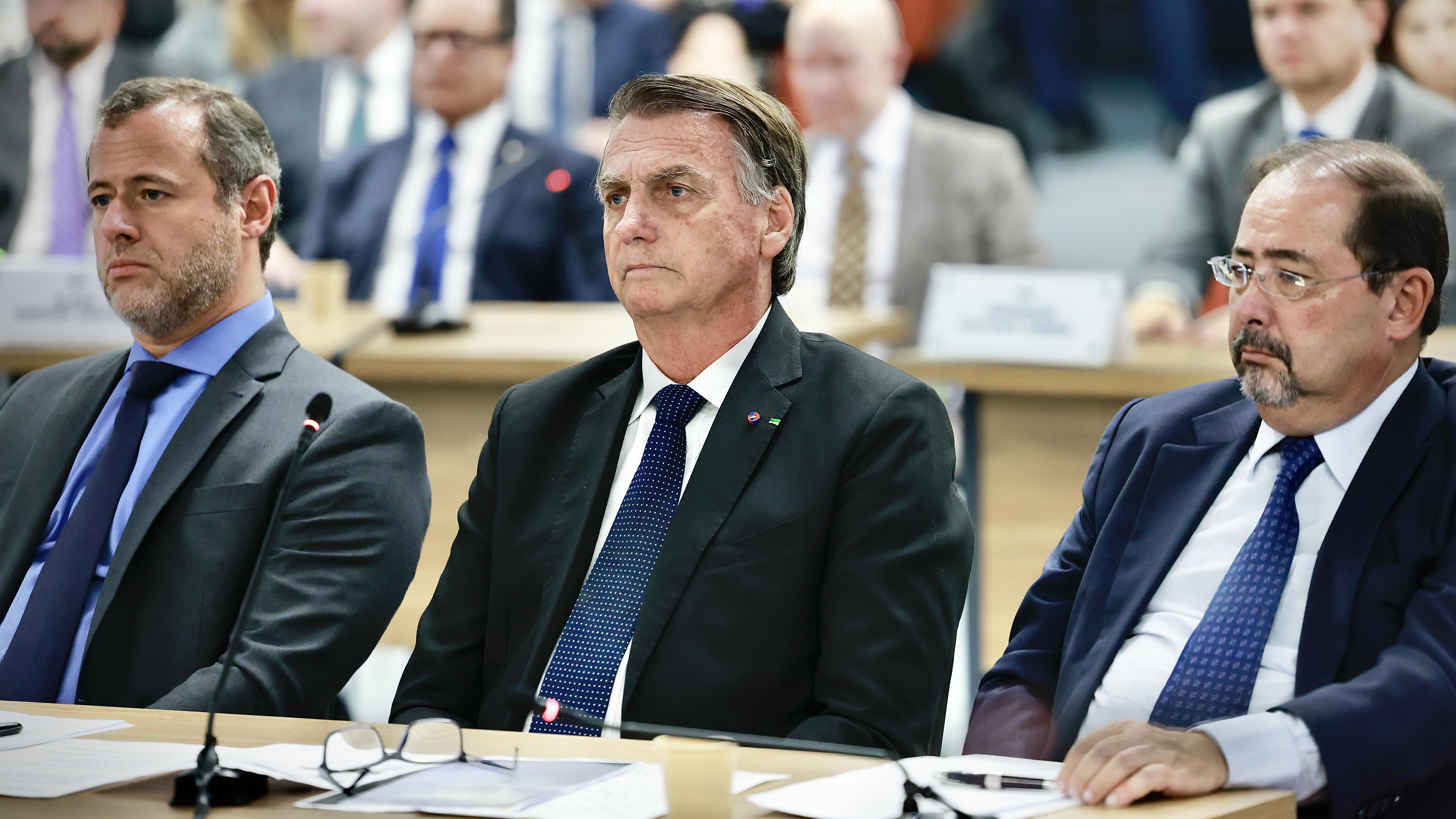 Na frente do juiz, Bolsonaro entrega discurso, advogado e militância para tentar escapar da prisão.