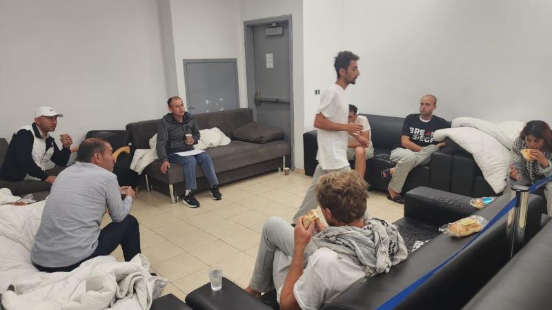 Governo israelense divulgou imagem dos ativistas pouco antes de serem deportados nesta quinta-feira.