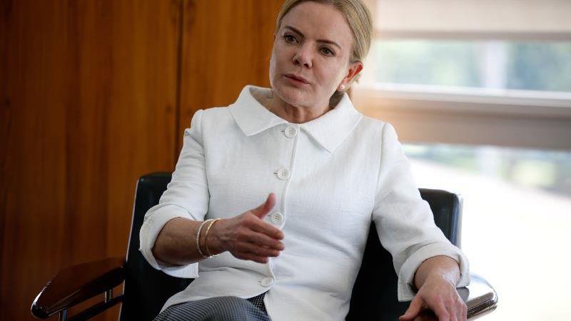 A ministra Gleisi Hoffmann (Relações Institucionais): 