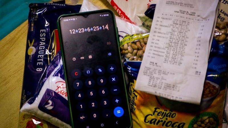 Previsão para a inflação diminuiu, mas segue acima do teto da meta de 4,5%.