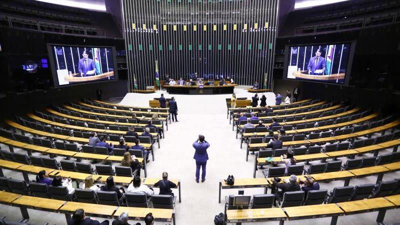 Sessão para avaliar vetos de Lula é realizada nesta terça (17), no plenário da Câmara.