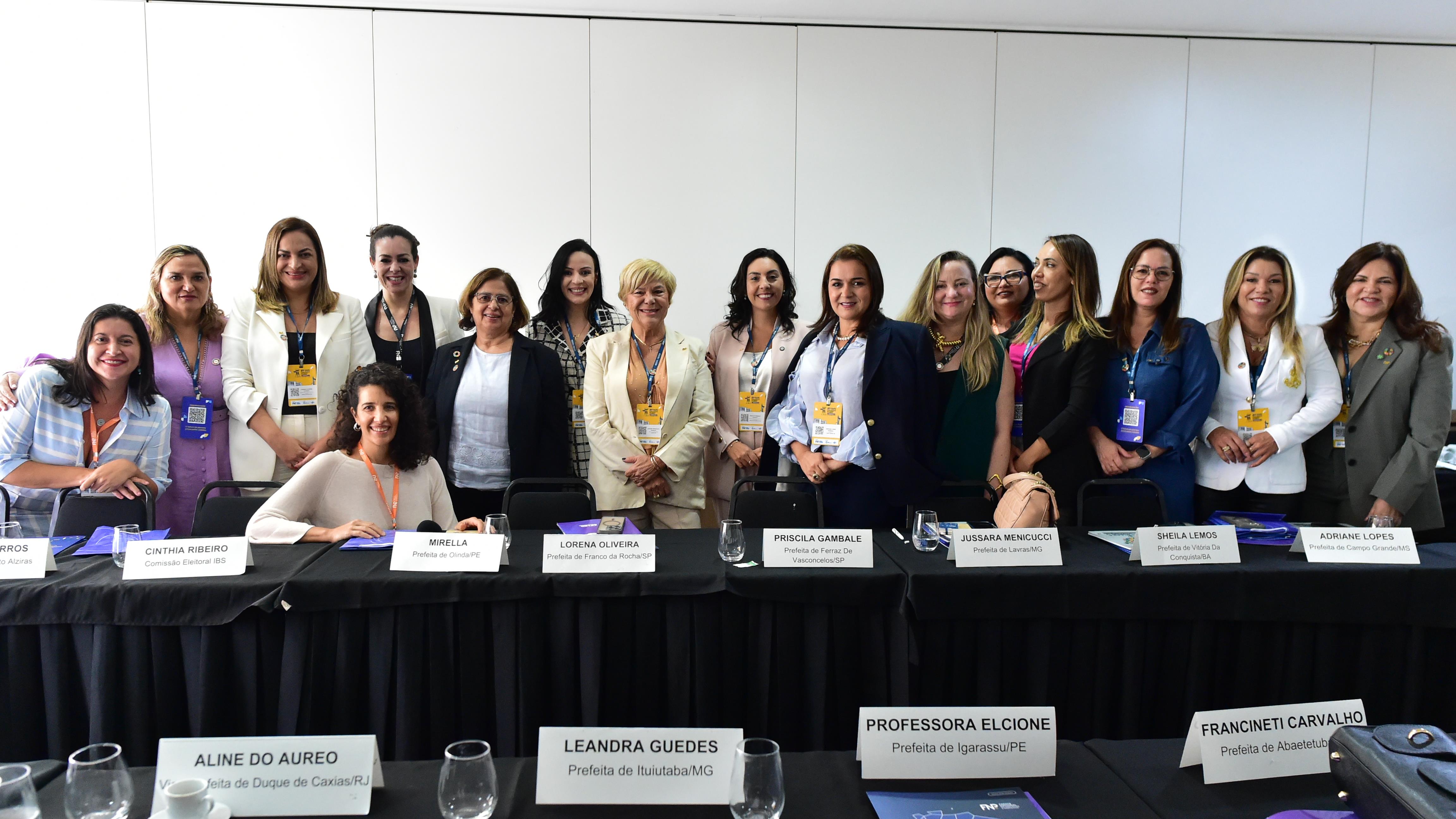 Prefeitas denunciam ataques que tentam calar mulheres e exigem uma democracia com igualdade de gênero.