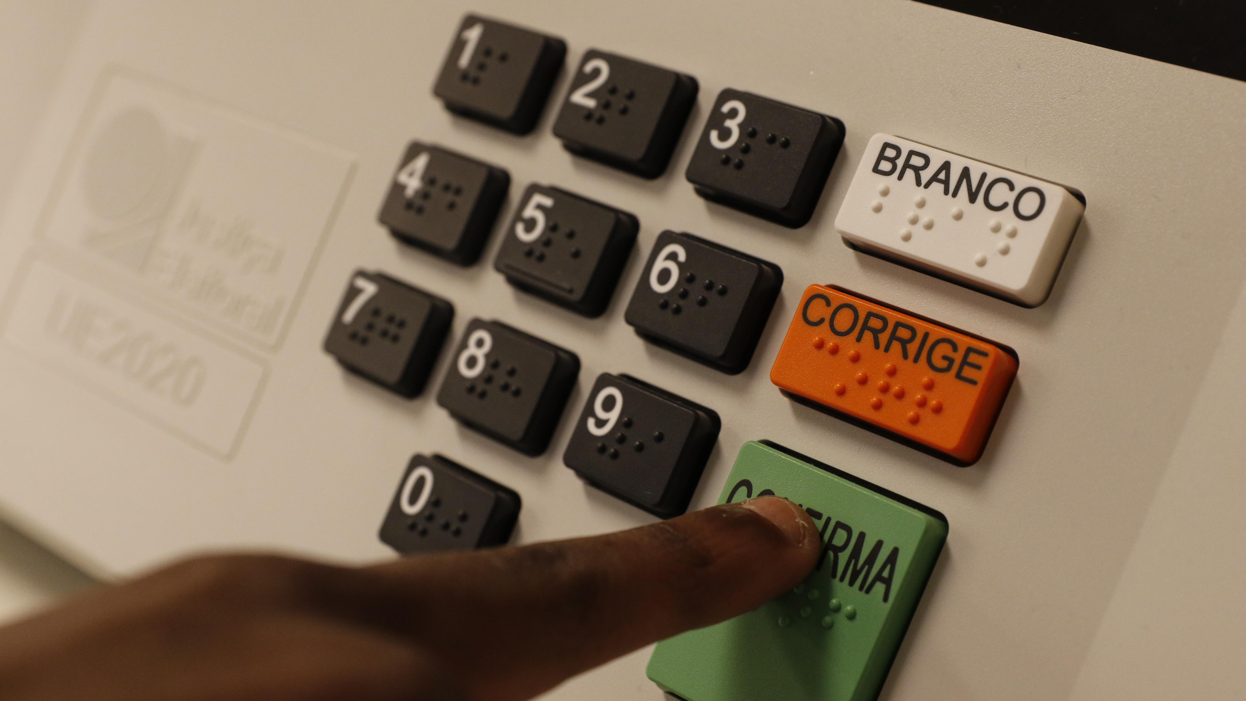 Projeto moderniza regras, combate fake news e traz segurança jurídica, mas acende alertas sobre IA, deepfakes e participação das mulheres na política.