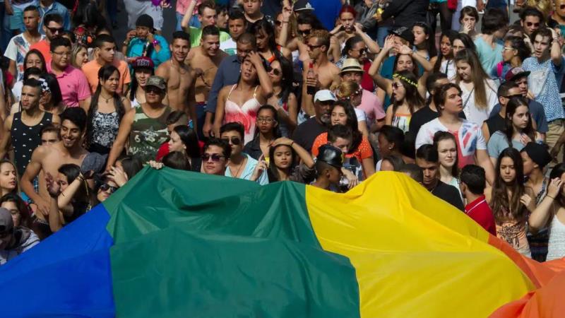 A parada LGBTQIAPN+ acontece neste domingo (22) em vários estados do Brasil.