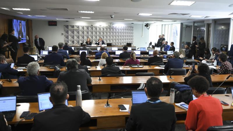 Com foco no INSS e no crime organizado, o Congresso impõe pressão e ameaça inviabilizar avanços na agenda econômica do governo.