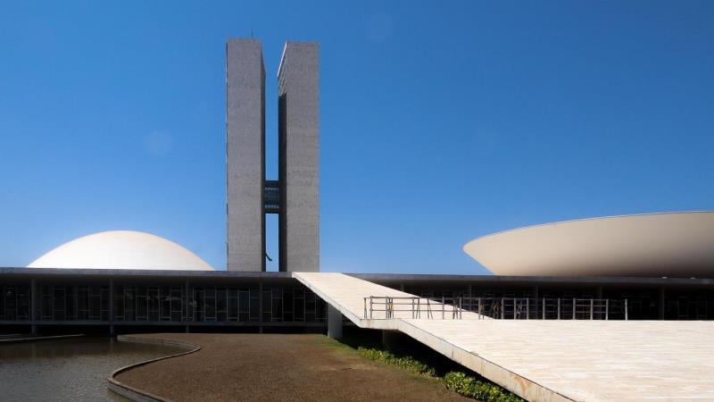 Julgamento do STF permite que partidos sem quociente eleitoral disputem sobras, alterando resultados e levantando debates sobre representatividade.