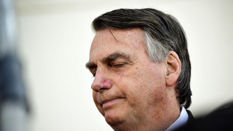 Bolsonaro tem tido crises de soluços e vômitos, segundo informações.