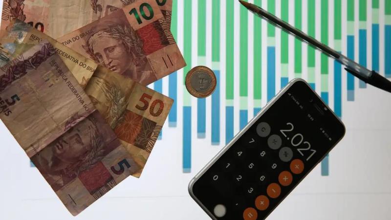 Medida busca preparar estudantes para lidar com finanças desde cedo, promovendo autonomia e consciência no consumo e na gestão de recursos.