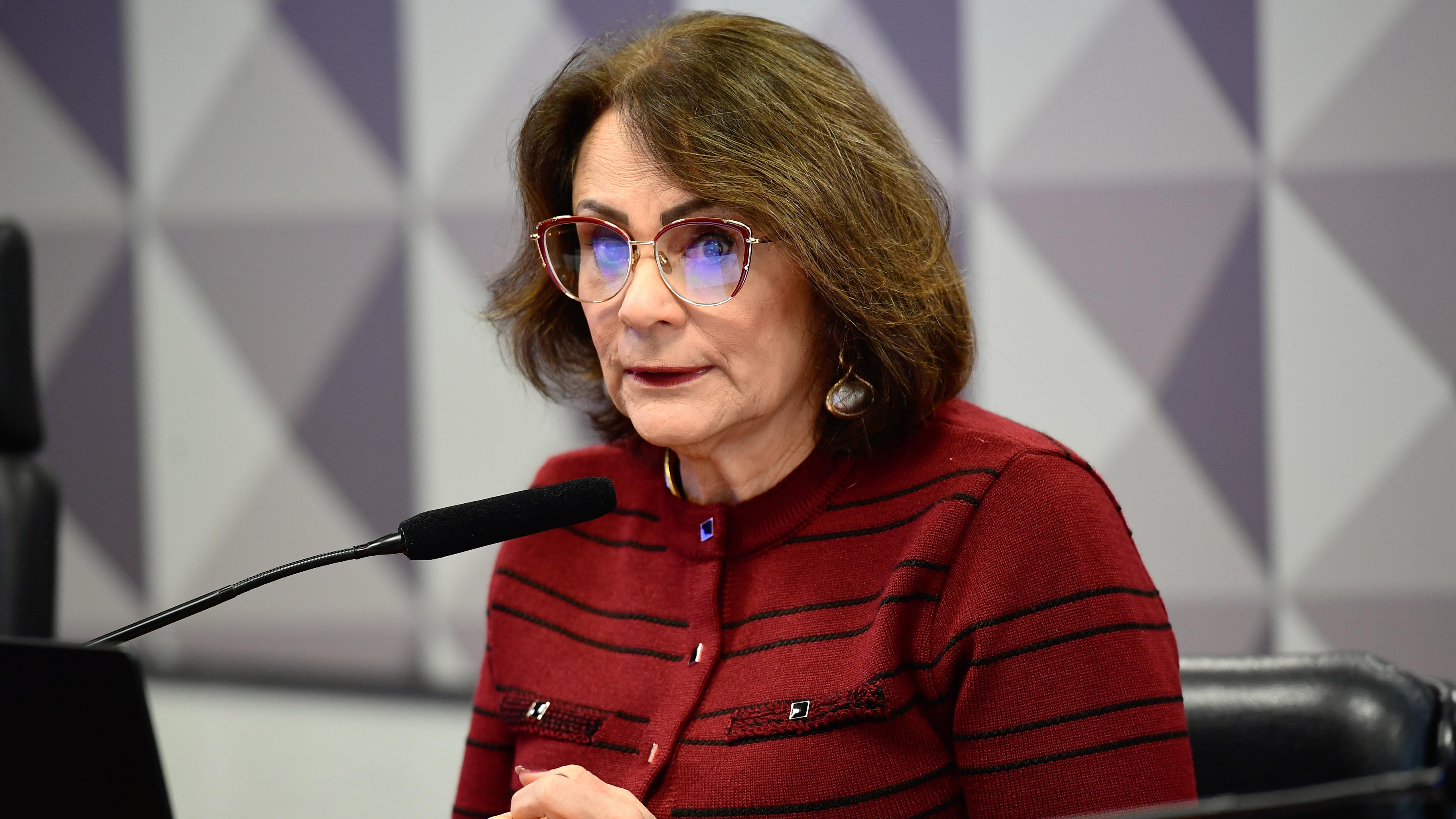 À mesa, presidente da CDH, senadora Damares Alves (Republicanos-DF), em pronunciamento.