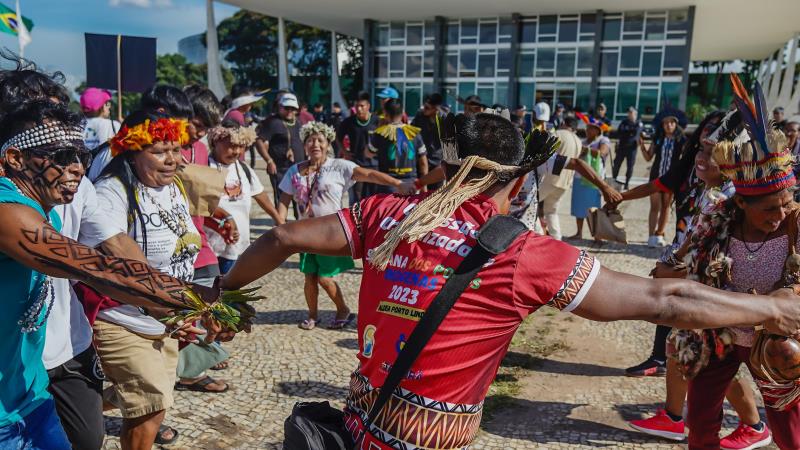 Indígenas do Mato Grosso do Sul e do Paraná se reúnem em frente ao STF,