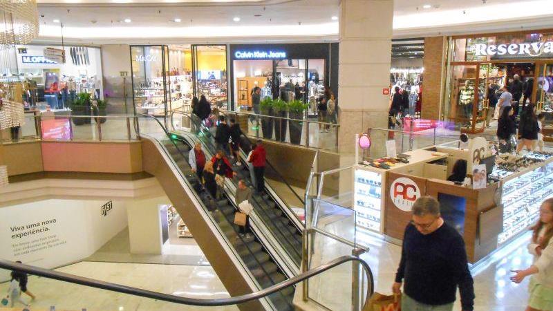 Setor do comércio é o que ganhou mais postos de trabalho nos últimos 12 meses.