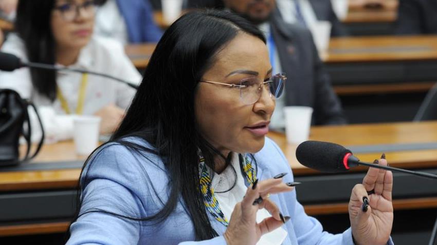 Deputada Silvia Waiãpi.