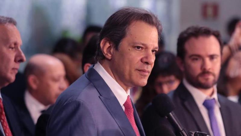 Brasil não tem condições de arcar com R$ 800 bilhões em incentivos fiscais, diz Haddad.
