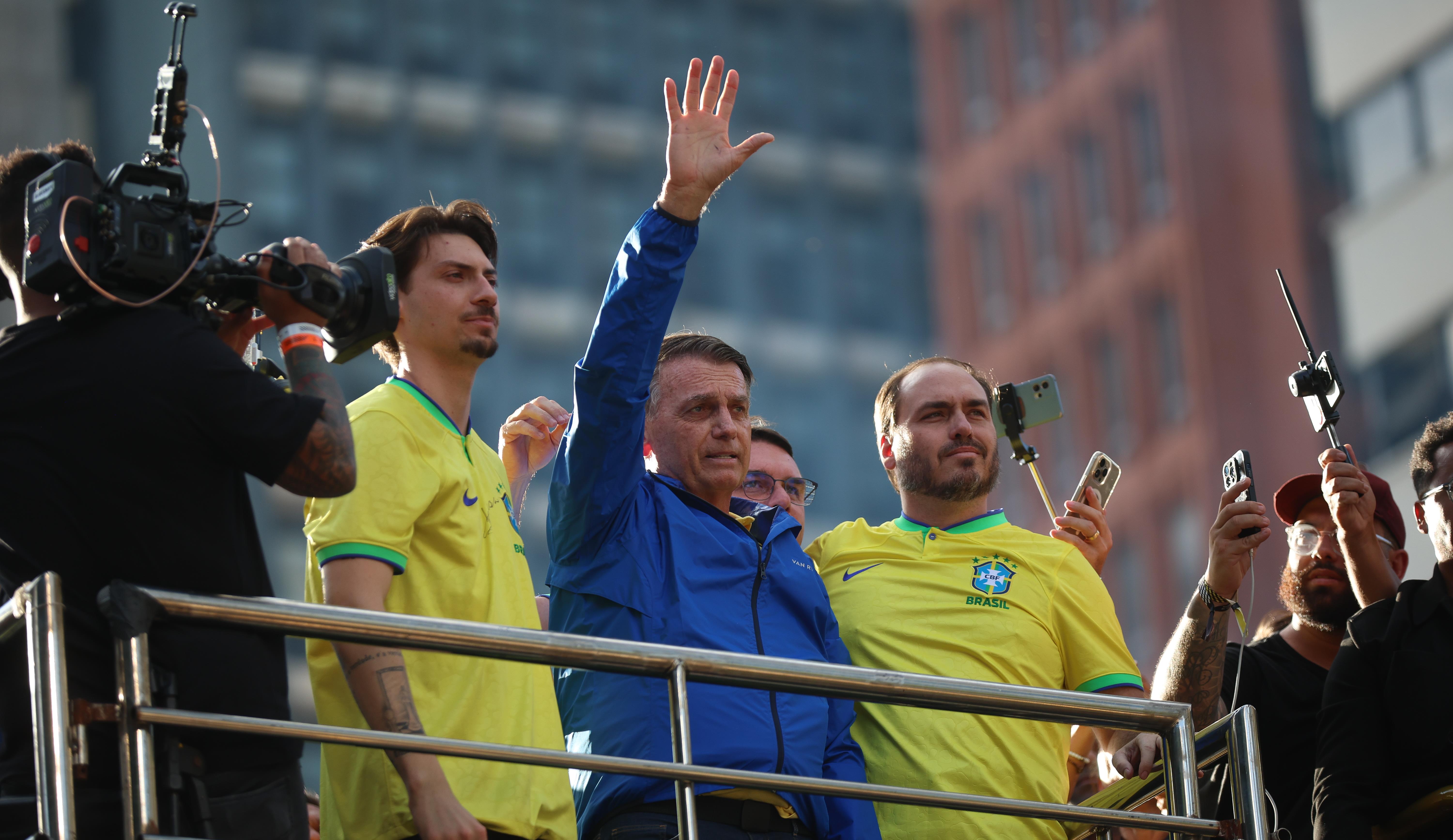 Bolsonaro ao lado dos filhos Jair Renan, Flávio e Carlos Bolsonaro.