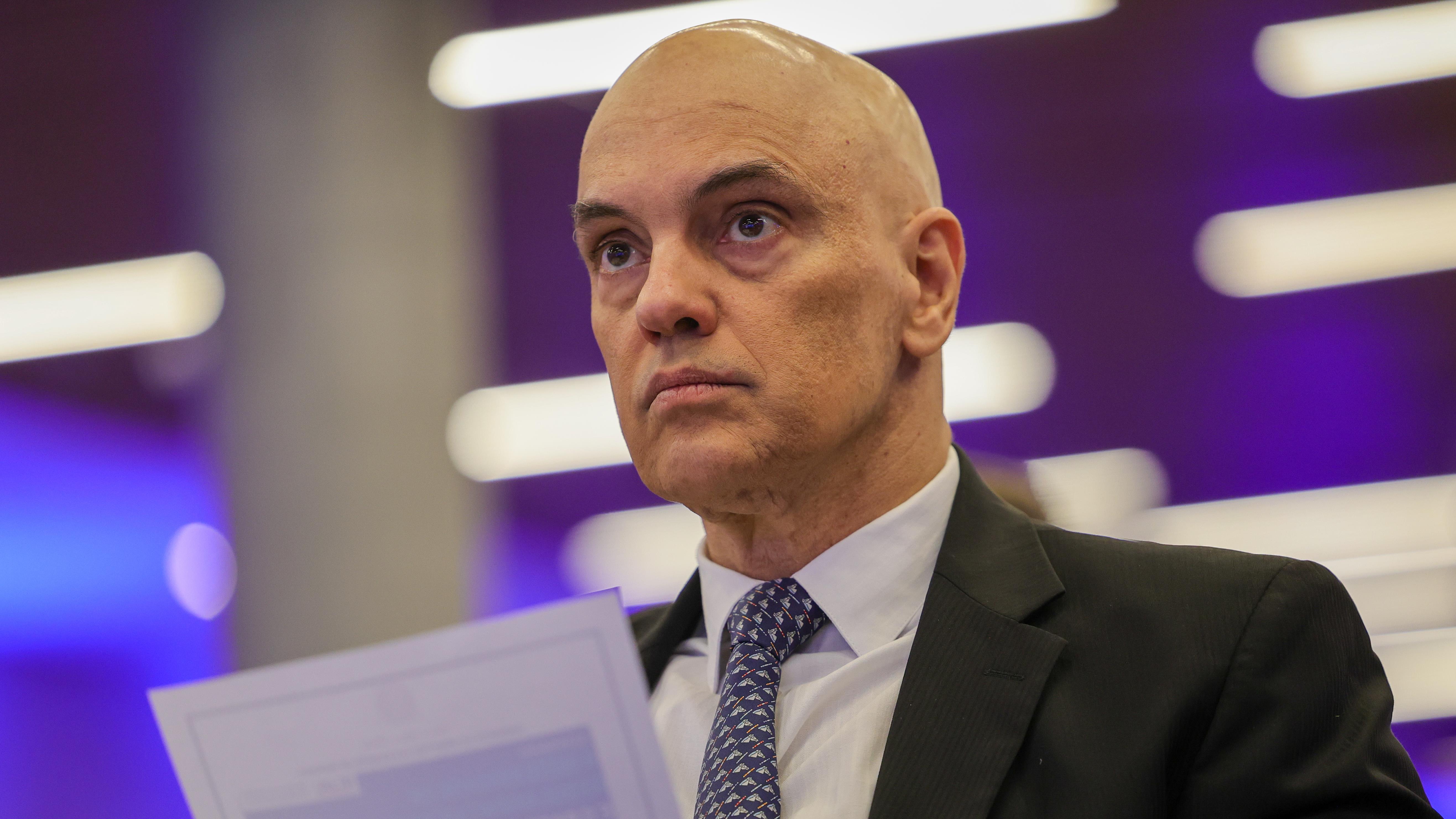 Decisão do STF visa assegurar coerência no julgamento sobre aumento do imposto.