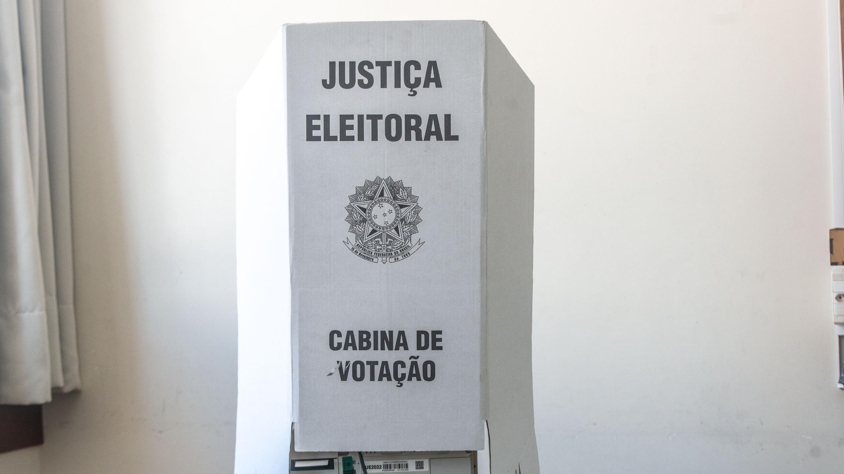 Propagandas segmentadas e conversas afetivas em chatbots devem entrar na pauta para evitar distorções no pleito.