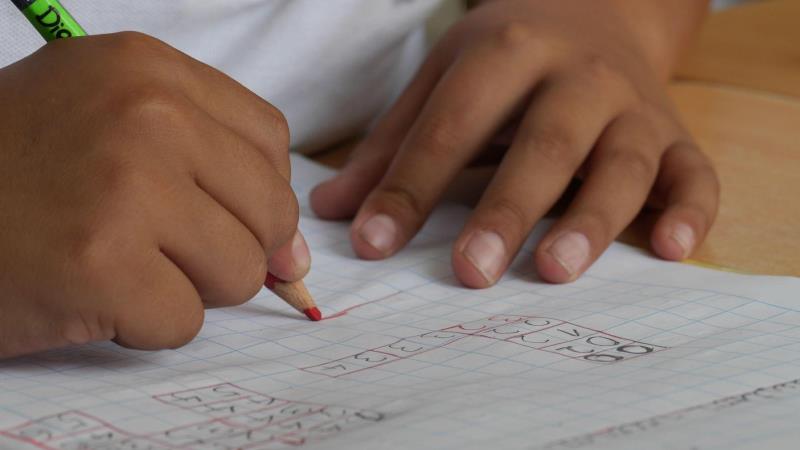 Especialistas defendem clareza e foco para impulsionar o aprendizado e a equidade nas escolas brasileiras.