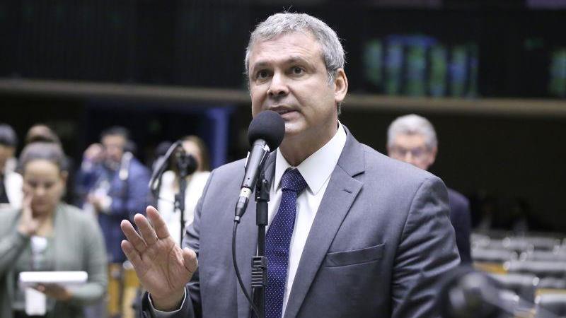 Líder do PT na Câmara, o deputado Lindbergh Farias (RJ) é o primeiro signatário da proposta.