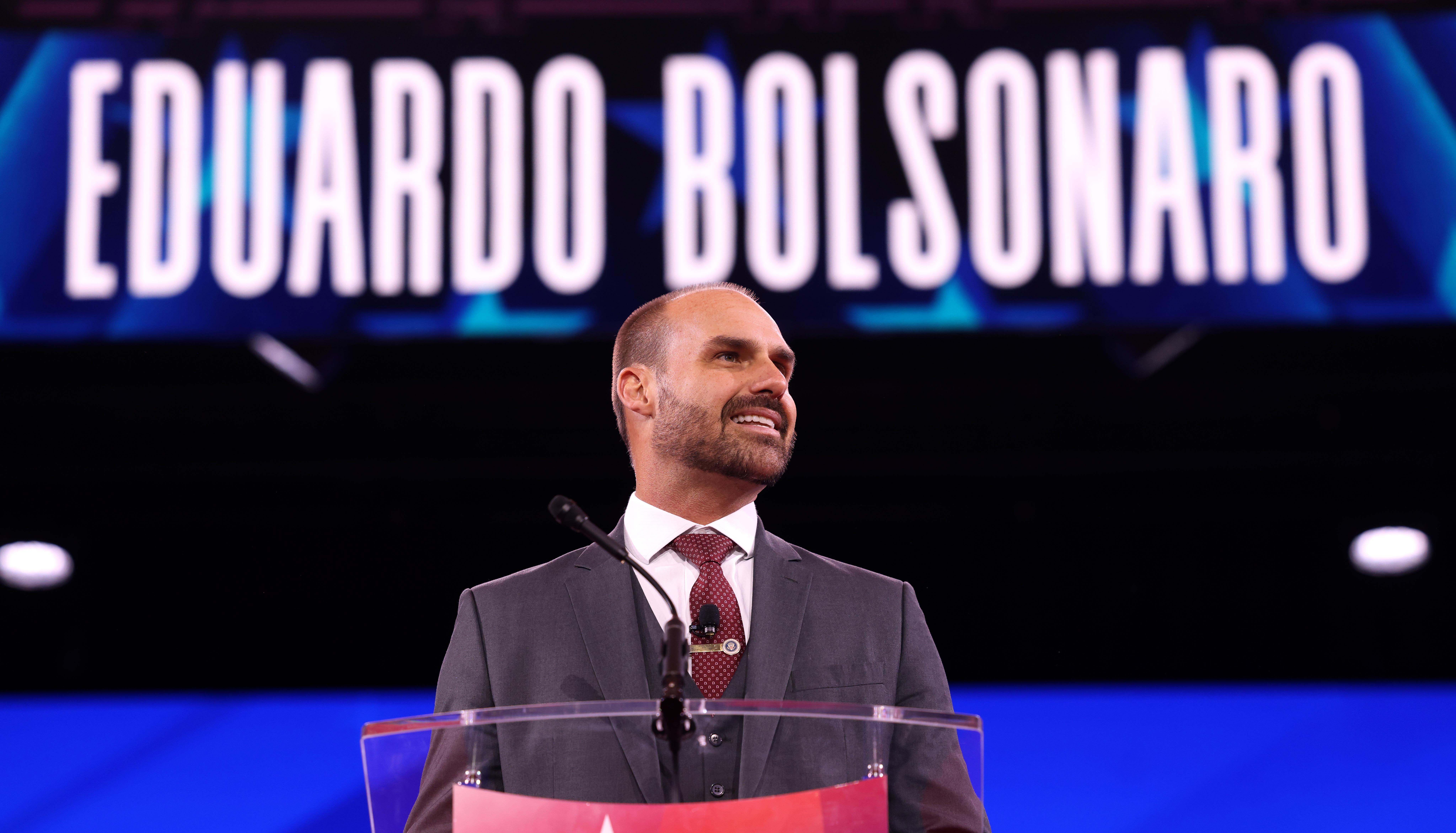 Mesmo sem mandato, Eduardo Bolsonaro atua nos EUA como elo da ultradireita latino-americana.