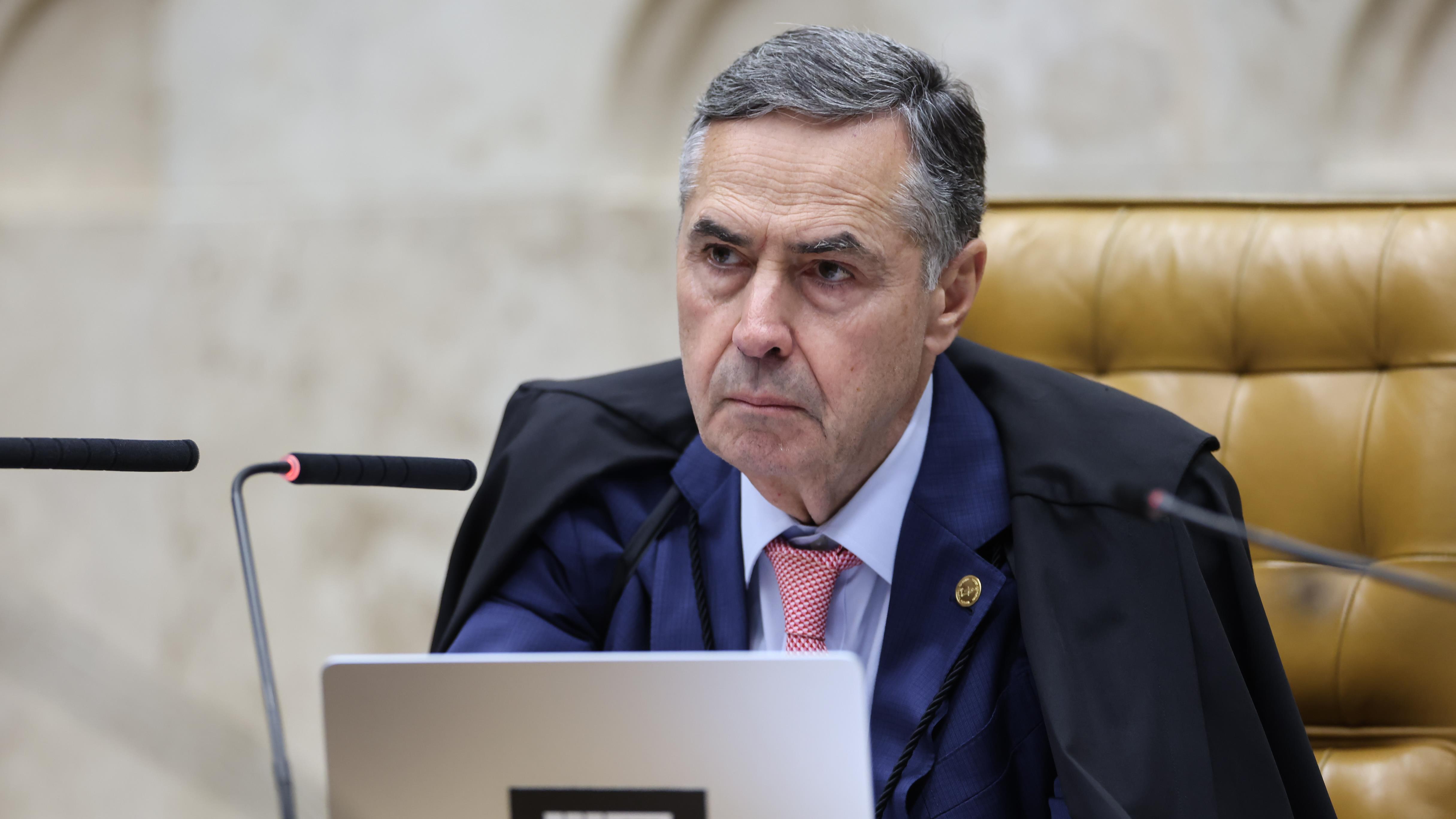 Declaração de Barroso provoca reação de juristas sobre a função do Judiciário em garantir amparo a grupos vulneráveis.