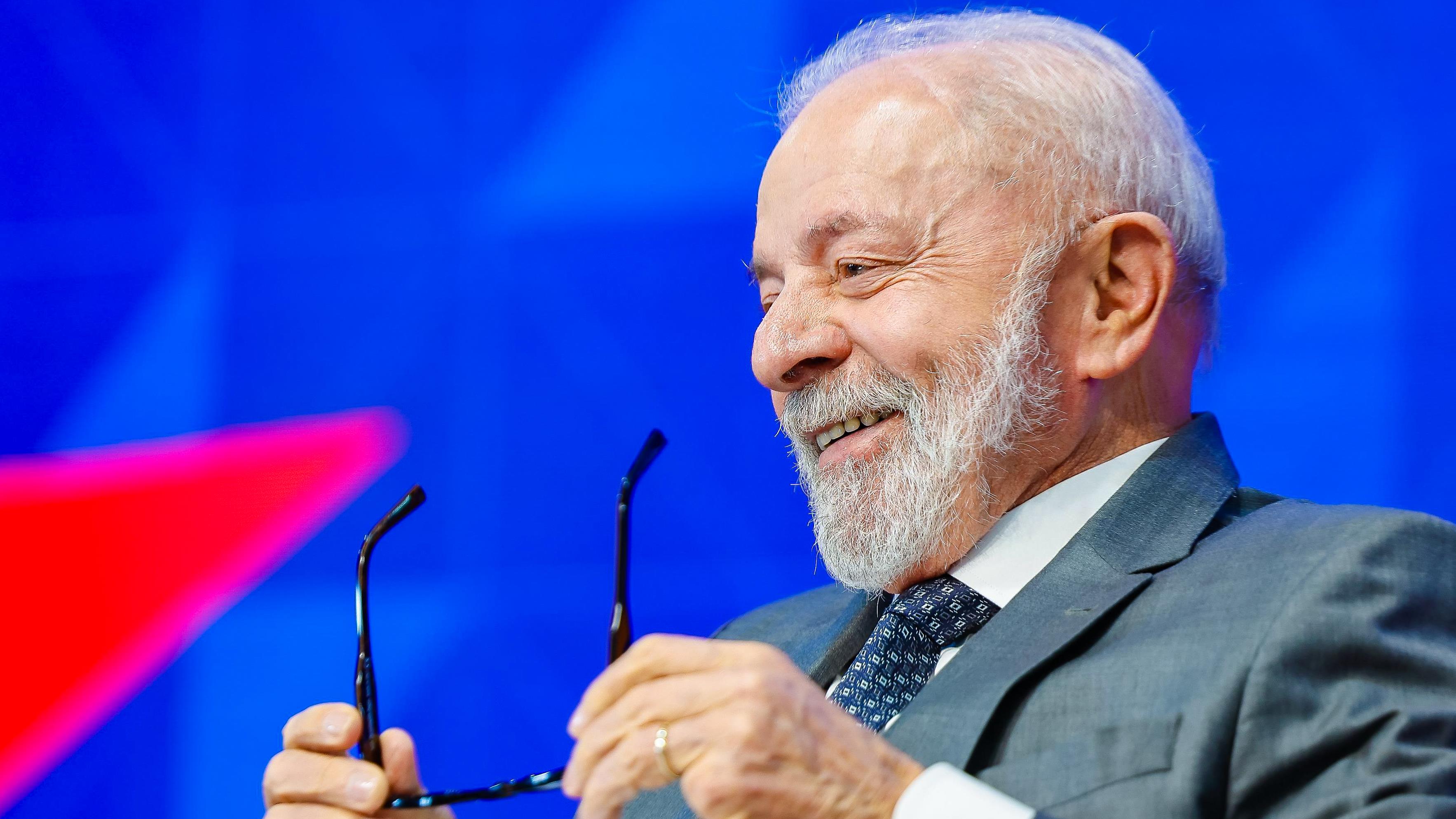 Presidente tenta equilibrar demandas do Congresso e da sociedade em cenário de sucessão presidencial.