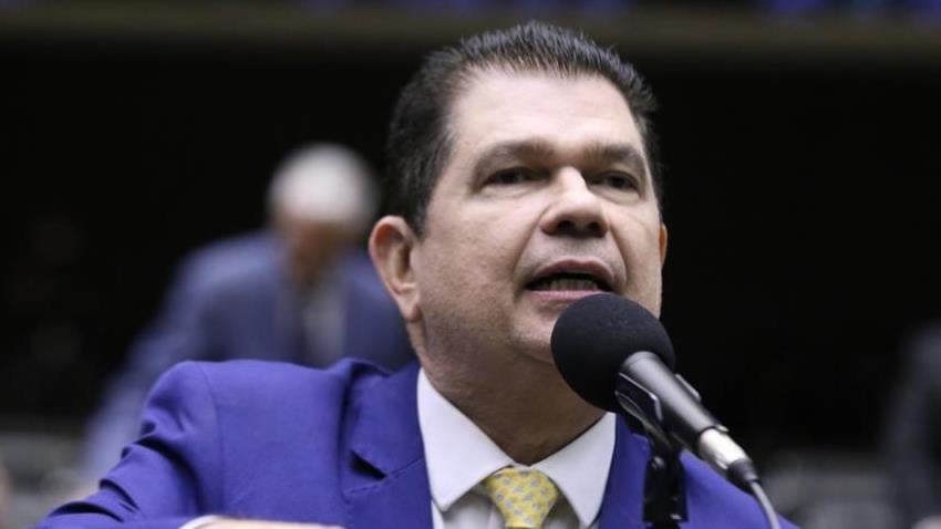 Mauro Benevides Filho.
