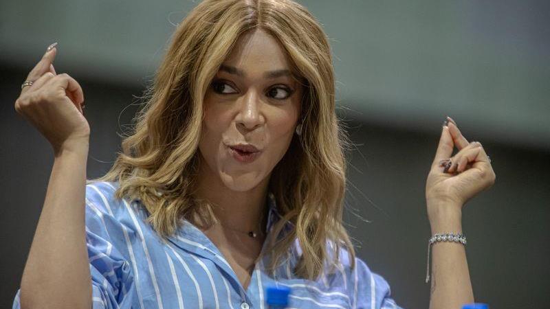 A deputada Erika Hilton (Psol-SP) diz que Eduardo Bolsonaro cometeu crime de lesa pátria.