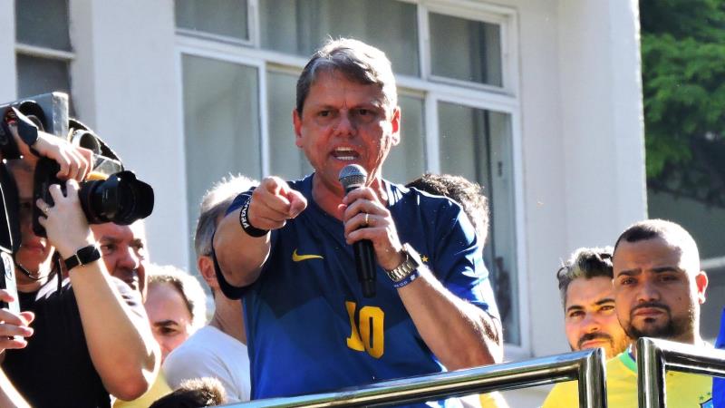  Falta de crítica à retaliação americana rende cobranças e revela o preço da aliança com Bolsonaro.