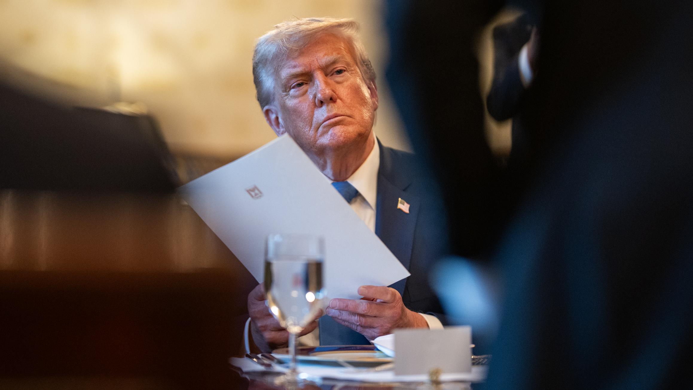 Trump usa tarifas como arma política e ameaça Brasil.