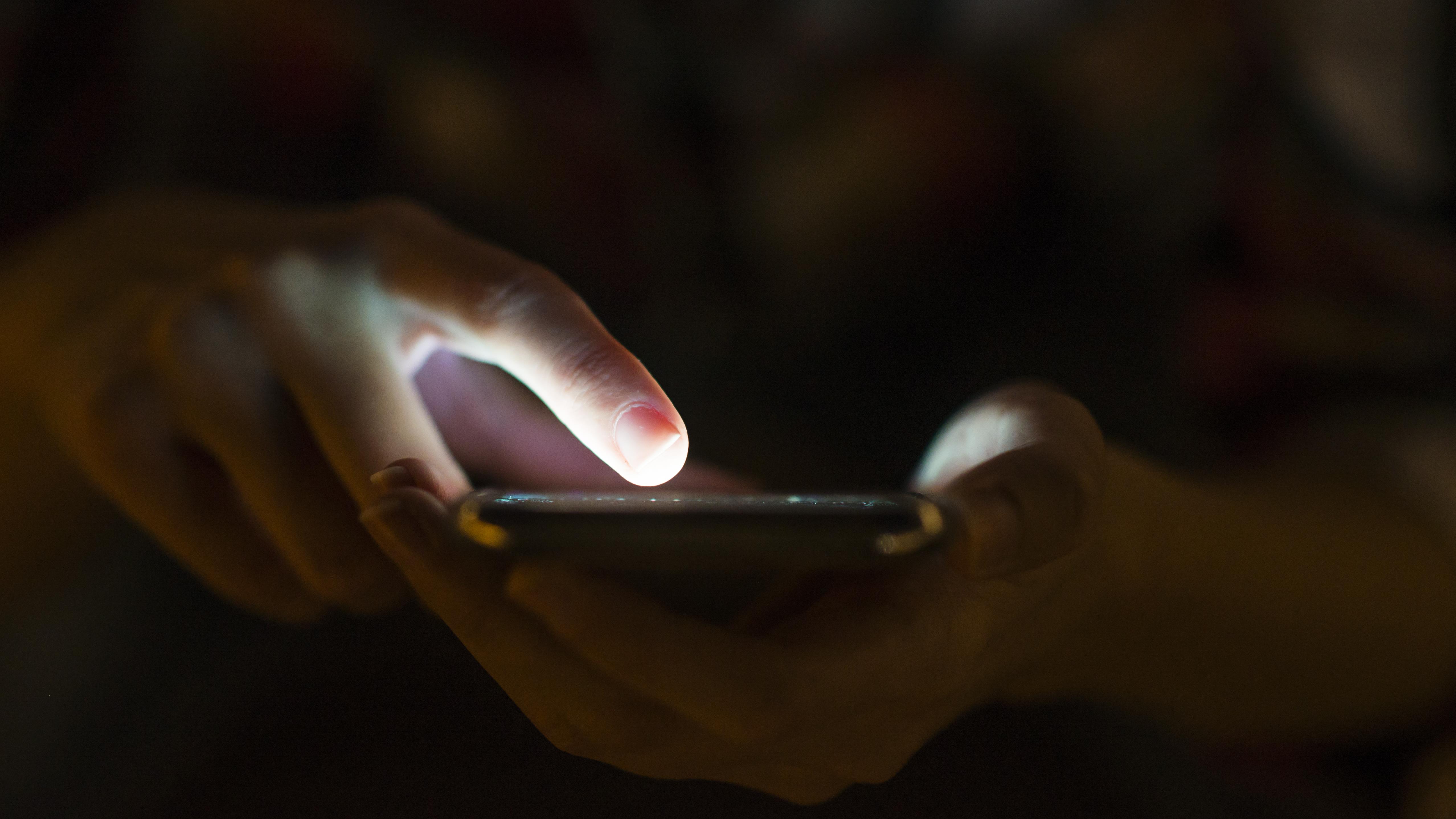 Projeto busca prevenir ataques de gênero e raça no ambiente digital com foco no uso da inteligência artificial em 2026.
